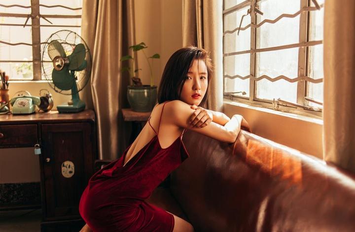拔萝卜游戏中的女生肚子咕噜声