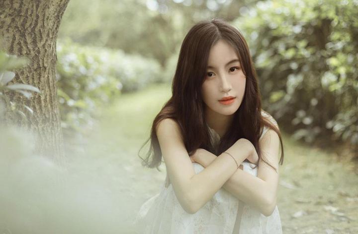 高三妈妈为孩子按摩肩颈